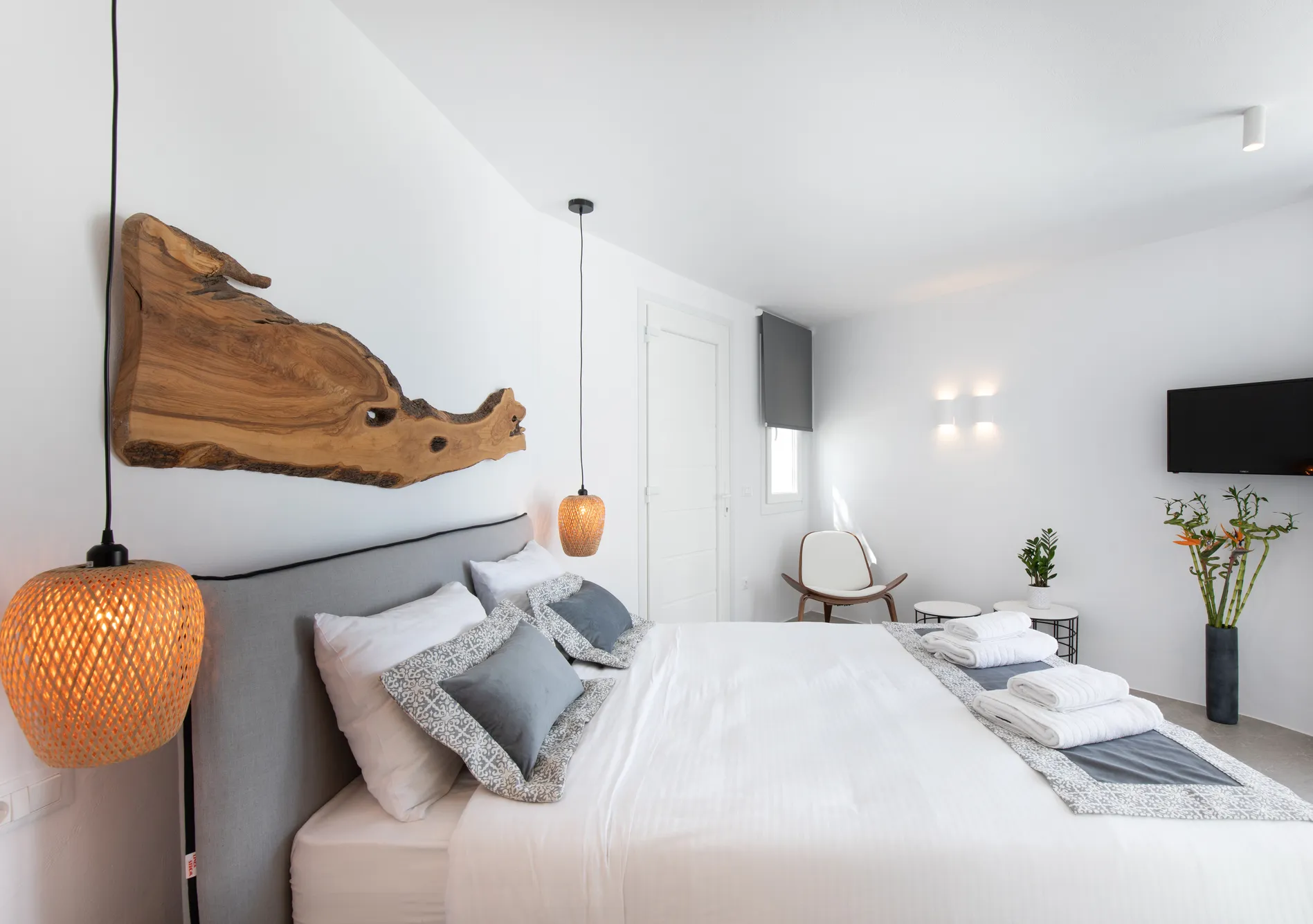 Driftwood headboard and pendant lamp detail